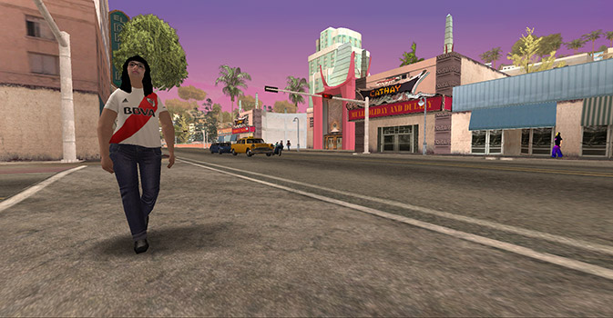 Rita Alejandra caminando en la calle