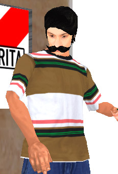 captura de Coffe probándose la remera rayadin marrón y blanca