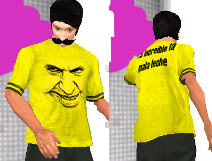 captura de Coffe probándose la Remera Larreta