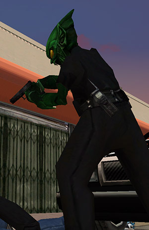 foto de El Duende Verde con el uniforme de policía apuntando con un arma hacia alguien en el piso