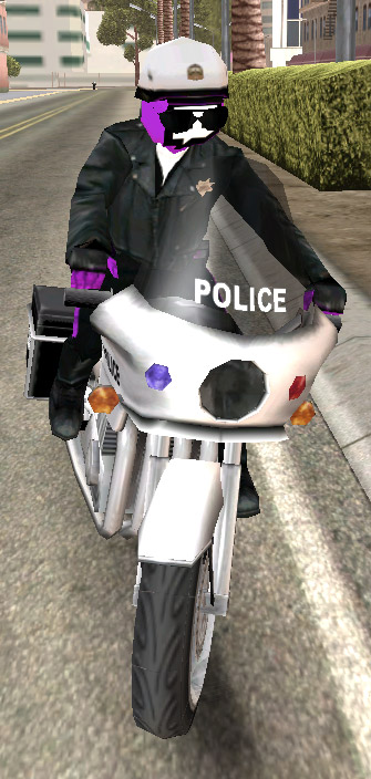 foto de la policía twitch en la ciudad, en moto, con uniforme de policía, lentes de sol y casco de policía, 
                                    y la cabeza con el logo de twitch