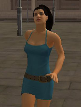 foto de La Rosalia caminando por la calle con un vestido azul