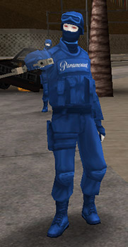 foto de un agente de SWAT Paramount con el uniforme todo azul, el logo de Paramount pintado en blanco 
                                    en el pecho, la piel blanca y los ojos rojos
